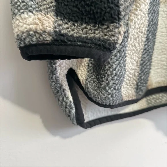 Oversized Plaid Quarter-Zip Cozy Fleece Sweater - Picture 6 of 7